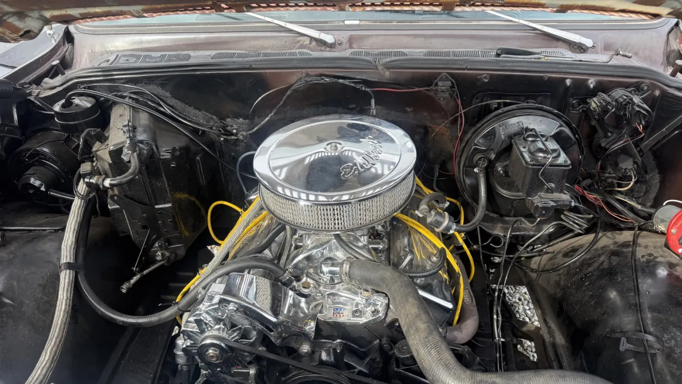 Engine bay with the air cleaner on top